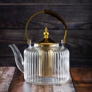 إبريق شاي زجاجي بتصميم متموج ومقبض خشبي - 1500 مل