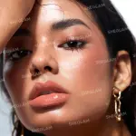 ملمع ونافخ شفاه لامع من شيجلام ان بلمبر
