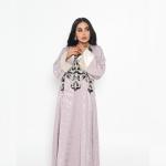 قفطان أرجواني مطرز بلمسات معدنية وأكمام من الساتان